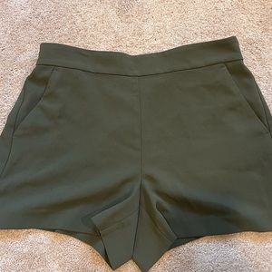 LOFT size M elastic waistband dressy shorts with flat front & pockets